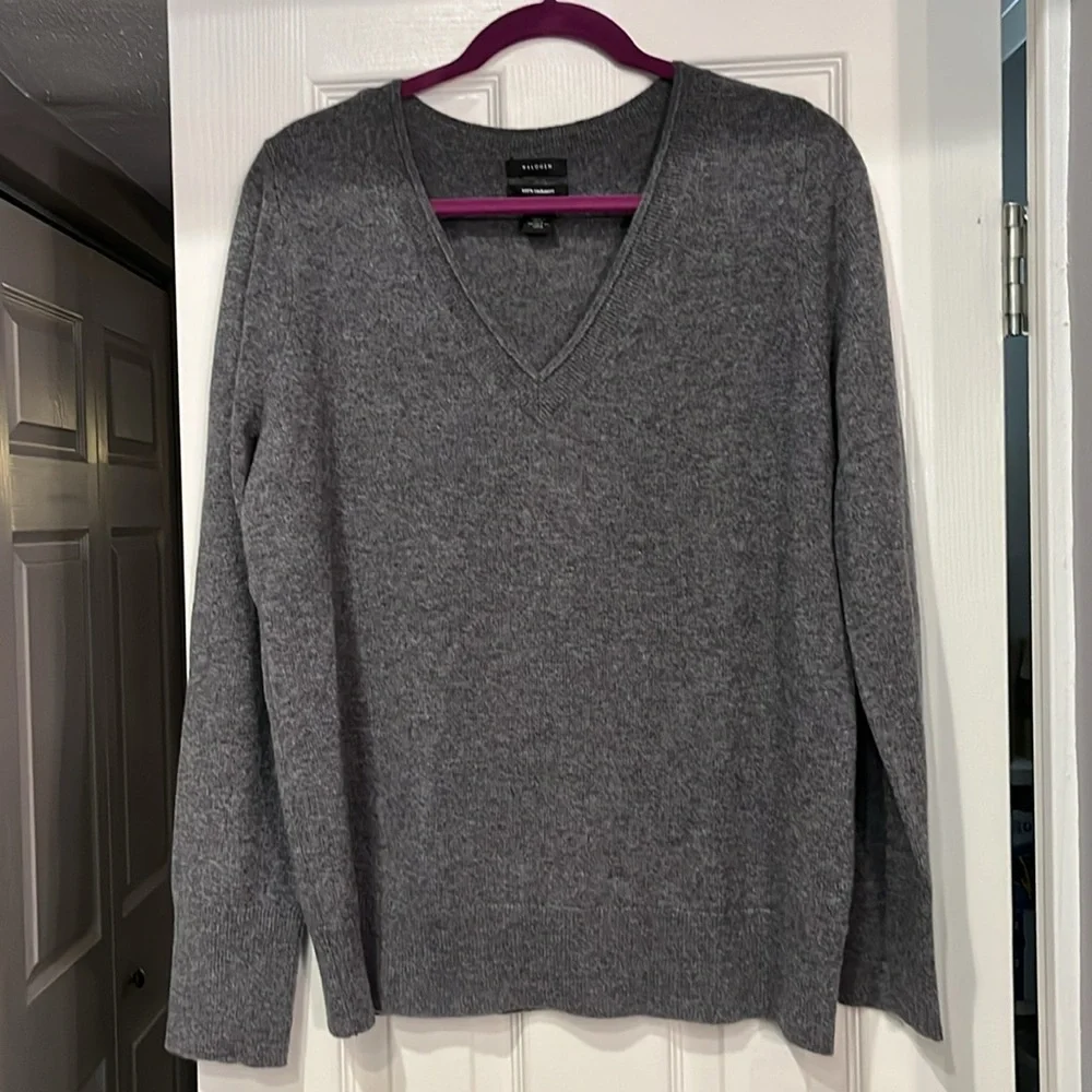100% Cashmere Men’s V-neck by Halogen. Ribbed along V-neckline, waist & sleeve - Picture 3 of 11